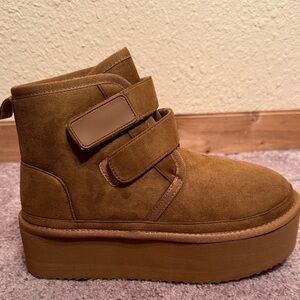 Women’s 8.5 chestnut fur lined platform booties with Velcro closure Robbin girl